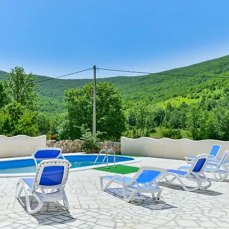 Vikendica Enchanting Holiday In Kijani With Swimming Pool